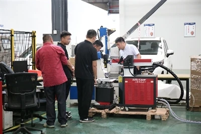 Ειδικοί από την China Academy of Engineering Physics επισκέπτονται το MRJ-Las...